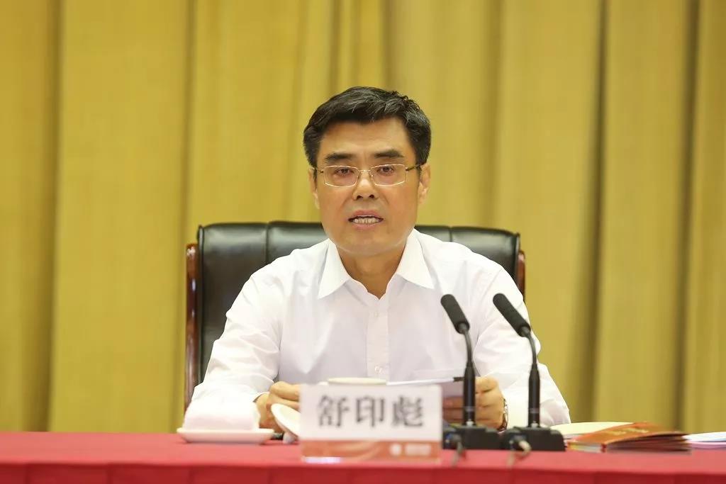 　　9月8日，國(guó)家電網(wǎng)有限公司服務(wù)貧困地區(qū)脫貧攻堅(jiān)推進(jìn)會(huì)暨2018年援藏工作會(huì)議在成都召開?！　?guó)家電網(wǎng)公司董事長(zhǎng)、黨組書記舒印彪指出，要以習(xí)近平新時(shí)代中國(guó)特色社會(huì)主義思想為指導(dǎo)，全面貫徹落實(shí)黨中央關(guān)于脫貧攻堅(jiān)和治邊穩(wěn)藏的一系列決策部署，總結(jié)公司精準(zhǔn)扶貧和援藏工作，統(tǒng)一思想、明確任務(wù)、落實(shí)責(zé)任，推動(dòng)公司精準(zhǔn)扶貧和援藏工作再上新水平，為打贏脫貧攻堅(jiān)戰(zhàn)、實(shí)現(xiàn)西藏長(zhǎng)治久安作出新的更大貢獻(xiàn)
