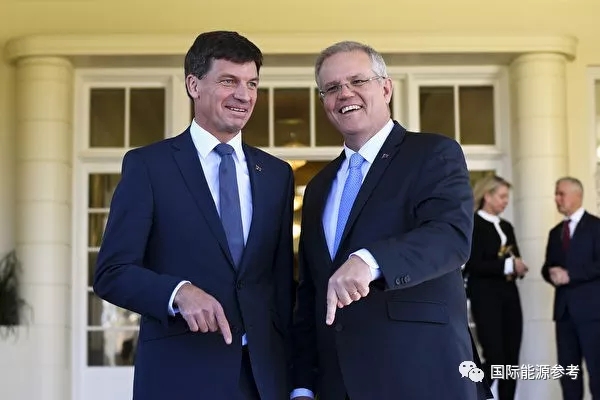 　　澳大利亚新总理斯科特˙莫里森(Scott Morrison)8月底正式上任后，前网络安全部长安格斯˙泰勒(Angus Taylor)被任命为新的能源部长。作为执政党内的保守派代表，莫里森一直主张减税、降低福利支出并支持煤炭等传统能源发展，而新任能源部长泰勒也是澳政界“反可再生能源”政客之一