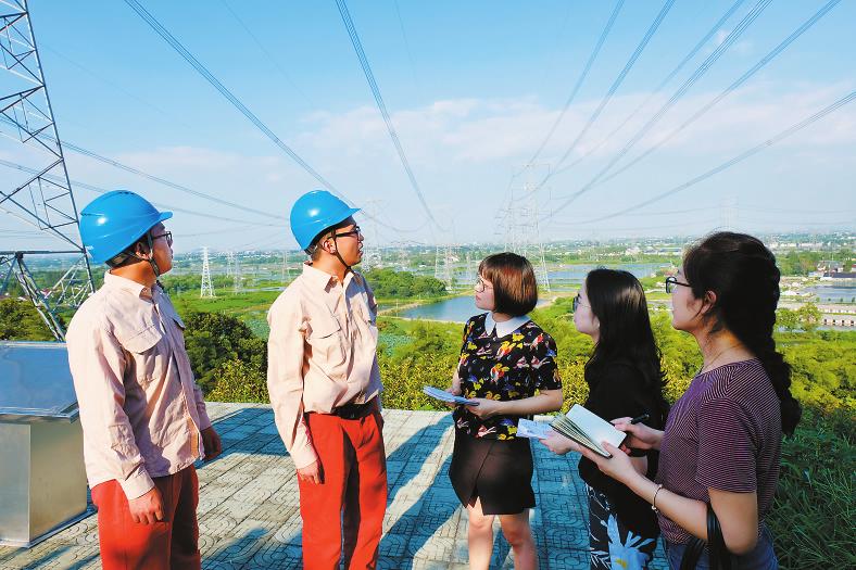 
　　站在特高壓“太湖廊道”下，國網(wǎng)湖州供電公司輸電運檢人員向本報記者介紹跨區(qū)輸電助力織里發(fā)展的情況。 茹玉 王佳 攝

　　編者按：吳興之東，太湖南岸，歷史上“遍聞機杼聲”的浙江湖州織里鎮(zhèn)正在譜寫“特大鎮(zhèn)”蝶變“小城市”的時代華章