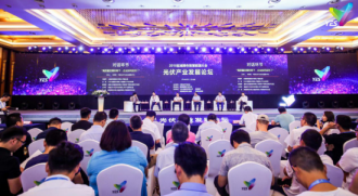 　　“‘2018鹽城綠色智慧能源會(huì)議’展現(xiàn)了政府降低光伏發(fā)電‘非技術(shù)成本’的熱情，展現(xiàn)了光伏龍頭企業(yè)打造‘平價(jià)新光伏’的努力。在這片新能源的熱土，協(xié)鑫已經(jīng)構(gòu)建了自己的光伏全產(chǎn)業(yè)鏈，并將引入‘平價(jià)新光伏’的行業(yè)尖端工藝與科技，以先進(jìn)技術(shù)制造為引擎，助力鹽城打造千億級(jí)光伏產(chǎn)業(yè)