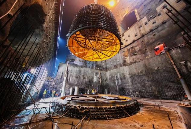 　　在完成肘管層混凝土澆筑后，9月6日，白鶴灘水電站工程左岸地下廠房8號機啟動首節(jié)尾水錐管吊裝，順利實現(xiàn)提前一個月向錐管層交面?！　“Q灘水電站工程左岸地下廠房共布置8臺單機容量100萬千瓦水輪發(fā)電機組，單臺機組尾水錐管分為5節(jié)，其中兩節(jié)為不銹鋼段，剩余三段為碳鋼段，總重量為139噸