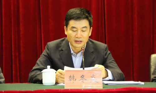 原標題：說農(nóng)民工工資可以拖欠的黑省國資主任被雙開，系大慶油田出身              華夏能源網(wǎng)（微信公眾號：hxny100）從黑龍江日報微信號獲悉：日前，經(jīng)黑龍江省委批準，黑龍江省紀委監(jiān)委對省國有資產(chǎn)監(jiān)督管理委員會原黨委副書記、主任韓冬炎嚴重違紀違法問題進行了紀律審查和監(jiān)察調(diào)查。 這位土生土長的黑龍江本地高官，不查則已，一查驚人！竟然五毒俱全，能想到的貪污犯罪，韓冬炎都有了：搞形象工程、貪污受賄、為親屬謀取不正當利益、亂搞男女關(guān)系、對抗組織等等，令人側(cè)目
