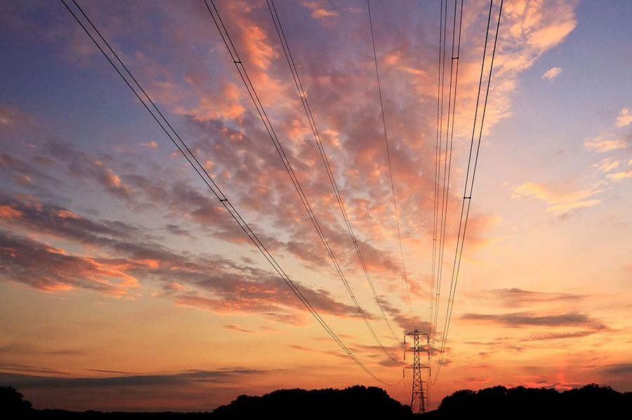 
	
                    
	【電纜網(wǎng)訊】9月2日，四川省宜賓市江安電網(wǎng)用電負(fù)荷再次突破歷史新高，達(dá)12萬(wàn)千瓦，再一次刷新最大負(fù)荷。對(duì)此，江安供電公司積極采取系列應(yīng)對(duì)措施，確保江安電網(wǎng)在高溫、高負(fù)荷下安全穩(wěn)定運(yùn)行