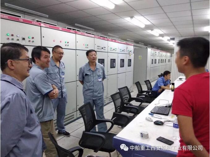 　　近日，從電機(jī)試驗(yàn)站傳來振奮人心的好消息，由汾西重工自主研發(fā)的5.6MW 風(fēng)電變頻器在聯(lián)調(diào)試驗(yàn)和測試中，成功輸出達(dá)到5.6MW，并在全功率下連續(xù)運(yùn)行數(shù)小時(shí)，各項(xiàng)運(yùn)行參數(shù)良好，標(biāo)志著汾西重工5MW變頻器研發(fā)項(xiàng)目邁出成功第一步?！　『Ｉ巷L(fēng)電能源開發(fā)利用是國家“十三五”發(fā)展戰(zhàn)略的重要支撐，也是集團(tuán)公司重點(diǎn)支持發(fā)展的產(chǎn)業(yè)集群