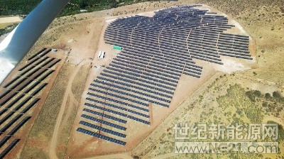 
 
Solek 公司2017年2月在智利建造的3兆瓦CuzCuz太阳能电站。

捷克的Solek Group与智利的CarbonFree Chile SpA公司签署了一项框架协议，在智利开发、建设功率范围在3-8兆瓦，总计容量为118兆瓦的光伏项目