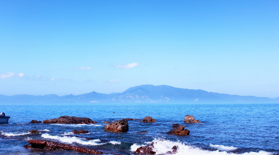 原標(biāo)題：對(duì)標(biāo)全球海洋中心城市 大鵬8個(gè)海岸段已有明確發(fā)展定位               9月7日《深圳市海岸帶綜合保護(hù)與利用規(guī)劃（2018-2035）》正式出爐。    規(guī)劃對(duì)標(biāo)全球海洋中心城市，從“綠色生態(tài)、構(gòu)建全域生態(tài)系統(tǒng)；活力共享、塑造多彩濱海生活；功能提升、優(yōu)化岸帶產(chǎn)業(yè)布局；區(qū)域合作，推進(jìn)灣區(qū)一體發(fā)展”等四個(gè)方面推進(jìn)創(chuàng)建“世界級(jí)綠色活力海岸帶”