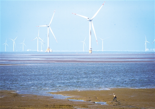 　　圖為江蘇省如東縣潮間帶風力發(fā)電場。　　當前，我國新能源產(chǎn)業(yè)正在逐漸推進能源生產(chǎn)和消費方式革命，構建清潔低碳、安全高效的能源體系成為我國經(jīng)濟社會轉型發(fā)展的迫切需要