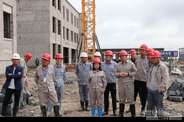 （通讯员 闫洪生报道） 8月29日、30日，白城光伏领跑者基地办组织现场指挥部、总工办、安全生产工作领导小组办公室相关人员深入镇赉、大安项目区，对基地建设现场进行全范围、全方位综合检查。市基地办副主任田秀华、现场指挥部副总指挥王强、总工程师倪冰、基地建设安全生产领导小组副组长杨大林参加了综合检查活动