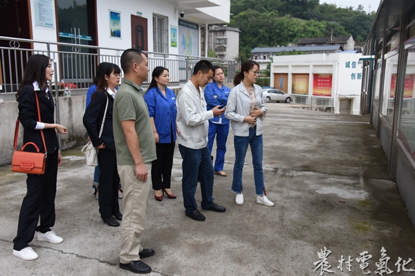 
　　農(nóng)村電氣化網(wǎng)訊：9月10日，大英公司紀委、工會負責人攜城郊供電負責人、相關專責一行，來到蓬溪公司交流班組建設。蓬溪公司紀委、工會負責人陪同交流