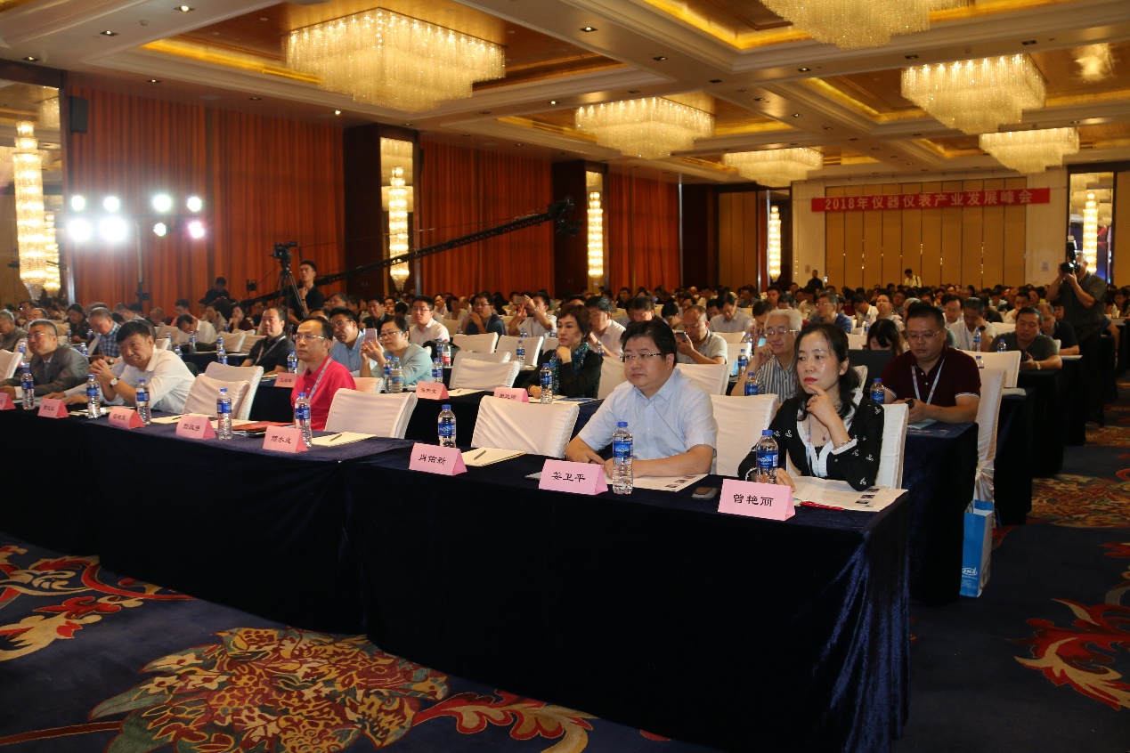 　　【中國儀表網(wǎng) 儀表會議】2018年9月12日，一年一度的行業(yè)盛會——2018年儀器儀表產(chǎn)業(yè)發(fā)展峰會(以下簡稱“峰會”)在北京豐大國際酒店隆重召開。著名經(jīng)濟(jì)學(xué)家曹遠(yuǎn)征、原環(huán)境保護(hù)部總工程師萬本太、武漢大學(xué)衛(wèi)星導(dǎo)航定位技術(shù)研究中心主任姜衛(wèi)平、國防科工局軍工項目審核中心有關(guān)專家、中國儀器儀表行業(yè)協(xié)會理事長吳朋，以及中國儀器儀表行業(yè)協(xié)會副理事長、會員代表共400多位嘉賓共同出席了本次會議