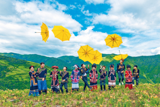 
				　　認(rèn)識(shí)“光棍村”的小伙子俄施木加后，彝族姑娘吉約牛牛糾結(jié)了很久：“我怕以后的生活很困難。可選定了他，再苦再累，我也認(rèn)了……”他倆的愛(ài)情故事，和電相關(guān)