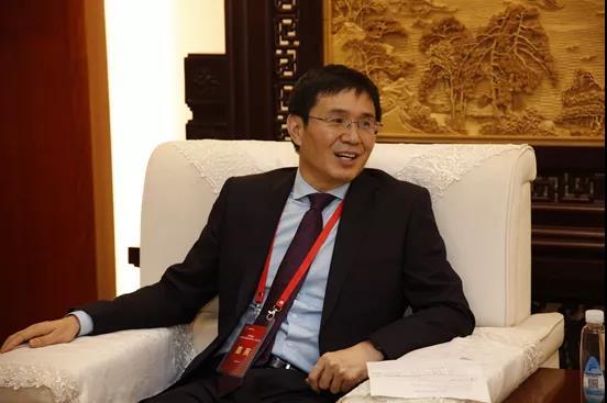 原標(biāo)題：隆基股份董事長鐘寶申：鞏固“護(hù)城河” 推動(dòng)光伏平價(jià)上網(wǎng)            光伏“531新政”一度引起行業(yè)悲觀情緒，隆基股份董事長鐘寶申日前接受中國證券報(bào)記者采訪認(rèn)為，光伏已經(jīng)具備成為主力能源的成本條件，“531新政”有利于淘汰落后產(chǎn)能和提升行業(yè)市場(chǎng)集中度，公司將在鞏固“護(hù)城河”的同時(shí)，發(fā)力國際化，推動(dòng)光伏平價(jià)上網(wǎng)。  圖為隆基股份董事長鐘寶申接受記者采訪 “531新政”加速行業(yè)整合 光伏成本已接近主力能源 中國證券報(bào)：旨在壓縮規(guī)模、降低補(bǔ)貼的“531新政”對(duì)光伏行業(yè)帶來很大的沖擊，市場(chǎng)反應(yīng)也很