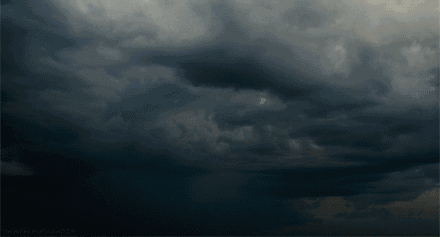 　　最近的天氣，格外任性　　前一秒還晴空萬里，轉(zhuǎn)眼間就電閃雷鳴　　不由讓人想起《延禧宮略》裕太妃　　被“天雷嚴(yán)懲”的那個晚上　　一道天雷從天而降　　直接把上屆宮斗優(yōu)秀畢業(yè)生擊倒致死　　于是大家得出結(jié)論：　　發(fā)誓有風(fēng)險 且發(fā)且珍惜　　同時大家對裕太妃的死倍感好奇，紛紛提出了質(zhì)疑?！　≡Ｌ撬烙凇疤鞈蛺喝恕眴?　　如果不是恪守職業(yè)道德，小赫茲也很想回答“是”