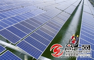 9月10日，国网常德供电公司的电力工人来到澧县如东镇水沐堰电站，进行日常维护。这是一座建在水面上的电站，属于“渔光互补”光伏电站