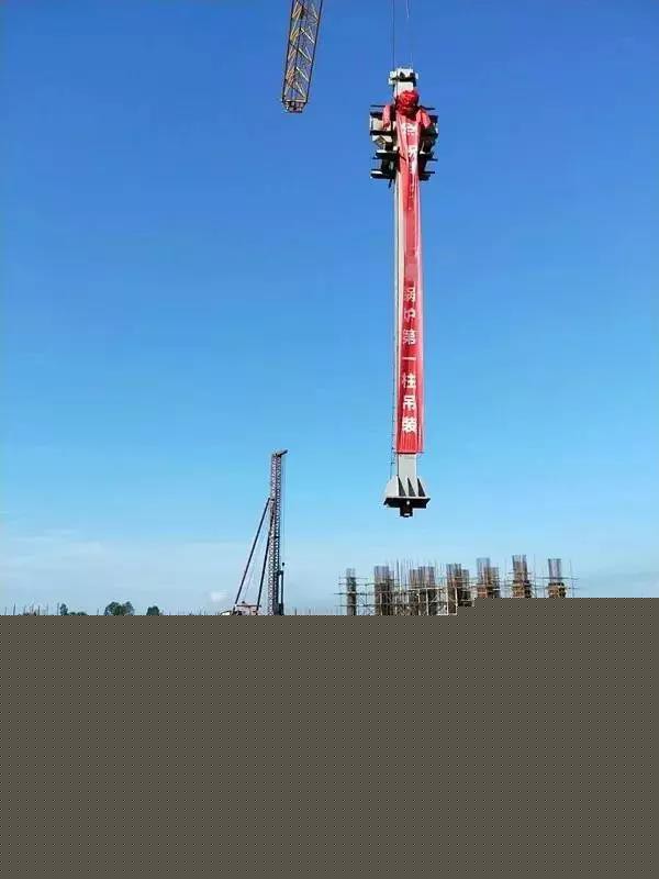 
                    　　9月10日上午8点10分，由西北火电承建的印尼2×135MW燃煤电站项目，第一根立柱顺利起吊，并缓缓就位，标志着该工程进入设备全面安装阶段。
 

 
　　此次吊装工作的顺利进行标志着本项目安装工作正式拉开了帷幕，为项目后续顺利施工奠定了坚实的基础