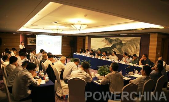 
	中國儲能網(wǎng)訊：9月13日，由國網(wǎng)新源控股有限公司主辦，中國電建所屬水電三局協(xié)辦的抽水蓄能電站數(shù)字化施工專題座談會在古城西安召開。會議通過交流座談，進(jìn)一步加強(qiáng)抽水蓄能電站借助數(shù)字化管理模式，對各類數(shù)據(jù)資料進(jìn)行匯總分析，實現(xiàn)施工現(xiàn)場全方位管控，打造數(shù)字化智能型抽水蓄能電站