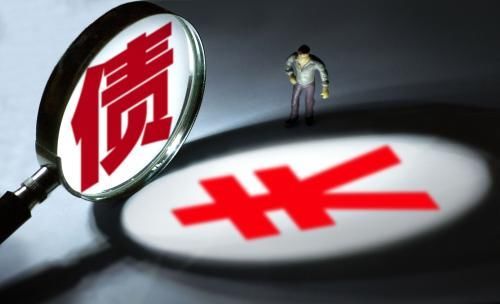 原標題：中央喊話國企降低負債率，24家山東省管國企哪家還要更努力（附全表）             記者 | 段海濤 9月13日，中共中央辦公廳、國務(wù)院辦公廳印發(fā)《關(guān)于加強國有企業(yè)資產(chǎn)負債約束的指導(dǎo)意見》，提出“推動國有企業(yè)平均資產(chǎn)負債率到2020年年末比2017年年末降低2個百分點左右”，促使高負債國有企業(yè)資產(chǎn)負債率盡快回歸合理水平。 山東財經(jīng)報道根據(jù)省國資委披露的信息統(tǒng)計發(fā)現(xiàn)，山東24家省管企業(yè)2017年末資產(chǎn)負債率普遍較高，有11家企業(yè)資產(chǎn)負債率超過70%，3家企業(yè)資產(chǎn)負債率超過90%，山東產(chǎn)權(quán)交易