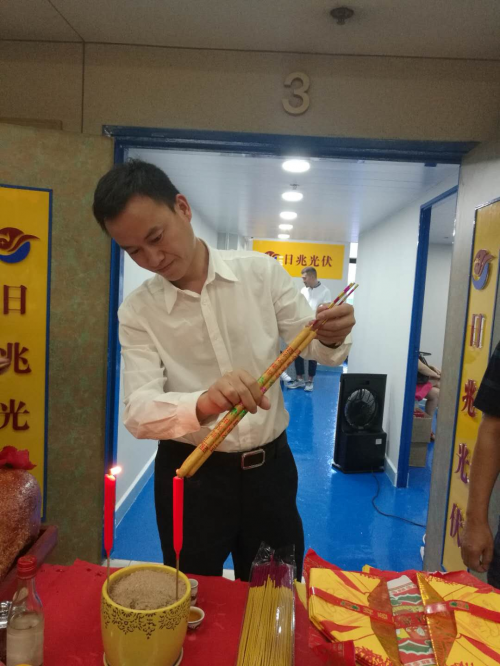原標(biāo)題：香港光4S店香港日兆光伏能源工程有限公司日前開業(yè)            日前,香港日兆光伏能源工程有限公司在香港正式成立,這也是在香港的第一家家庭光伏發(fā)電并網(wǎng)光伏能源電站4S店。日兆光伏能源有限公司總裁王柯明先生等領(lǐng)導(dǎo)和當(dāng)?shù)孛襟w及眾多嘉賓,一起參加香港日兆光伏能源工程有限公司的開幕典禮