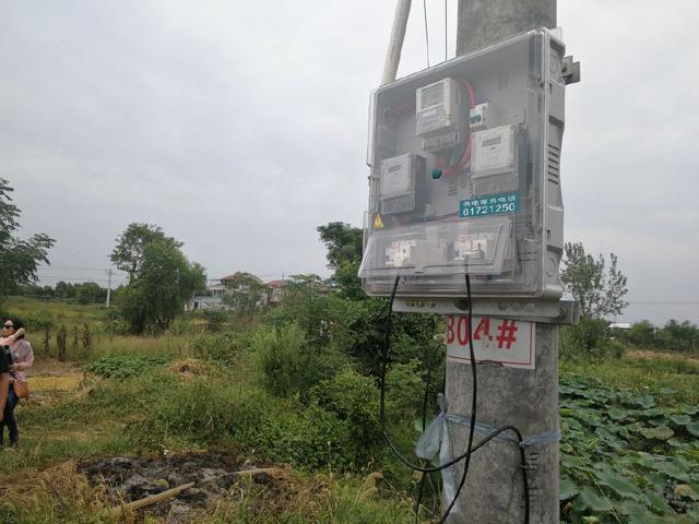 　　【中国仪表网 仪表产业】党的十八大以来，国网湖北省电力公司围绕全省工作大局，持续加快公司和电网发展，解决了局部地区供电紧张、农电管理体制不顺、农网发展严重滞后三大突出问题，各项工作上取得了新的成就。  　　原来农田要引水排灌，大家各自牵线，不但不安全，谁家用了多少电也说不清楚，国网武汉市黄陂区供电公司在湖北地区首创“共享智能电表”让农户们用上了安全电、明白电