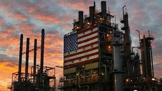 原標(biāo)題：美國(guó)頁巖油廠商價(jià)格上漲              據(jù)熟悉資金流動(dòng)的市場(chǎng)消息人士，美國(guó)頁巖油生產(chǎn)商正在鎖定未來三年生產(chǎn)的價(jià)格，因有跡象顯示國(guó)內(nèi)強(qiáng)勁的原油定價(jià)周期正接近見頂。 2019和2020年的美國(guó)油價(jià)基于每年月度合約的平均值，本周這兩個(gè)價(jià)格已經(jīng)分別超越68美元和64美元，達(dá)到逾三年最高