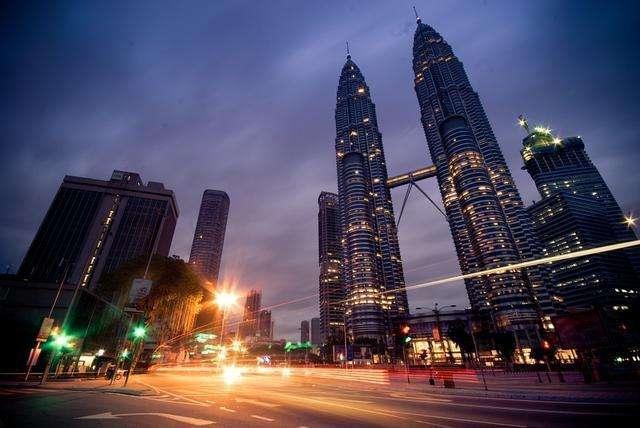 原標題：國際油價下跌，中國汽油卻漲價，為啥油價高出那么多？            隨著中國汽車產(chǎn)業(yè)的蓬勃發(fā)展，中國的汽車保有量可謂是與日俱增，根據(jù)公開數(shù)據(jù)顯示截至2017年底，中國機動車保有量達3.10億輛，其中汽車2.17億輛；機動車駕駛?cè)诉_3.85億人，其中汽車駕駛?cè)?.42億人。在某種意義上來說，中國也已經(jīng)成為了一個車輪上的國家，作為汽車的主要動力來源，汽柴油就成為了所有人最關(guān)注的話題，最近很多人關(guān)注到一個現(xiàn)象，這就是為啥國際油價下跌，國內(nèi)的汽油卻在漲價呢？好像國內(nèi)油價比國際油價高了不少