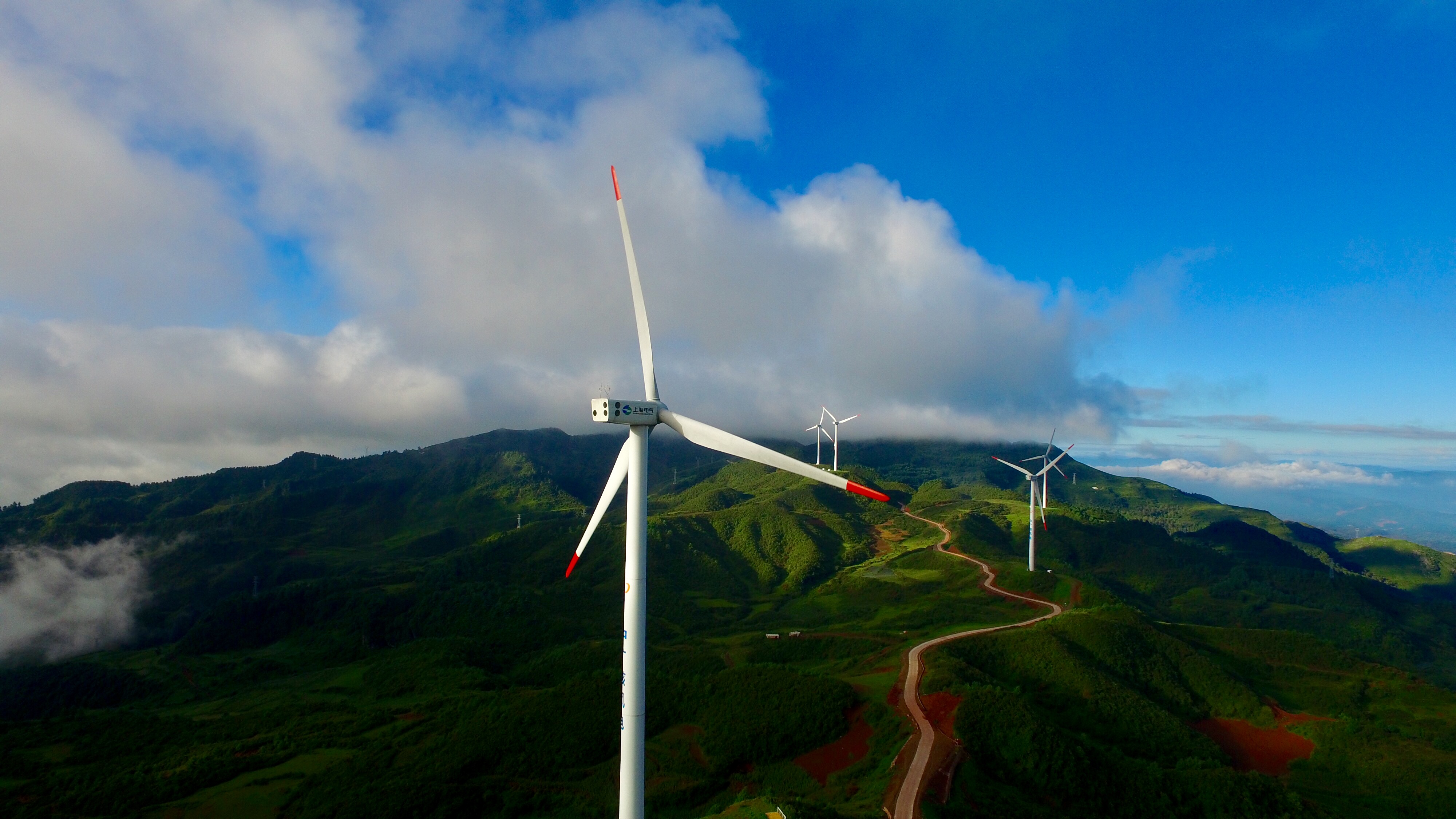 　　中國(guó)能源網(wǎng) | 9月15日,在全國(guó)科普日活動(dòng)期間，我國(guó)新能源電站內(nèi)面積最大的體驗(yàn)式科普基地——中廣核云南磨豆山新能源科普教育基地正式建成投運(yùn)，并被中國(guó)能源研究會(huì)授予“能源科普教育基地”稱號(hào)?！　∧ザ股叫履茉纯破战逃匚挥谥袕V核云南磨豆山風(fēng)電場(chǎng)內(nèi)，由中廣核與項(xiàng)目所在的華寧縣政府聯(lián)手打造，基地內(nèi)各類科普體驗(yàn)設(shè)施占地面積約15000平米，是國(guó)內(nèi)占地面積最大的體驗(yàn)式新能源科普基地