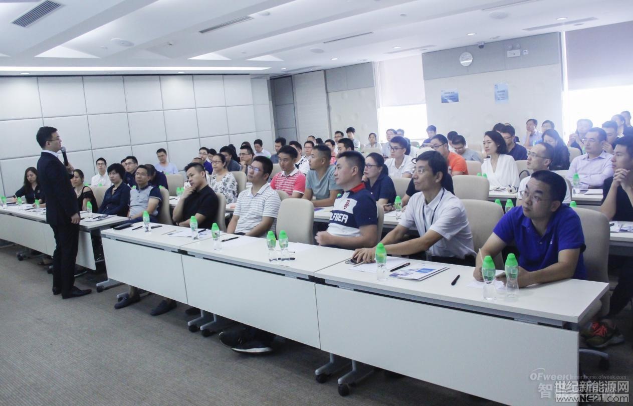 导读： 2018年9月7日，长江商学院市场营销学副教授李洋，在长江商学院智造创业MBA公开课上分享了《品牌建设与精细化营销》，企业品牌营销是创造商业价值的第一步，当企业找到适用于自身的品牌营销方式，或可建设居有长久影响力的品牌。

2016年的11月，令主流媒体和大部分活跃网民都没有预料的是，一个被誉为“疯子”的美国人击败了“政治老油条”希拉里，当选为美国第45任总统