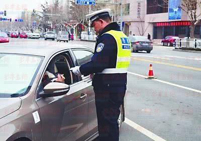 原標題：潤德能源提醒車主：開車沒帶駕駛證不用慌，這幾種情況下不算無證駕駛             隨著我國人均收入的不斷提高，許多家庭都購入了私家車用于生活工作。私家車大量增多在為人們提供便利的同時，也帶來了許多負面的影響，比如違章想象持續(xù)增加