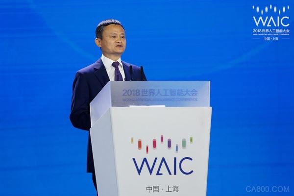 
                      随着第一天世界人工智能大会于上海暂告段落，我们不妨回顾下一整天频出的金句中，有哪些对未来几年的人工智能发展看法摸准了时代发展脉搏，以及我们能从这些重要人物以一线从业者的角度对人工智能发展的经验之谈中得到哪些启发。此次世界人工智能大会以“人工智能赋能新时代”为主题，不仅汇集了一批在全球人工智能领域最具影响力的科学家，还集结了一线企业家