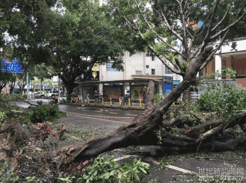  据中央气象台消息，今年第22号台风“山竹”的中心以强台风级于9月16日下午17时在广东江门市台山沿海登陆，登陆时中心附近最大风力14级(45米/秒，相当于162公里/小时)，成为今年来登陆我国最强台风。

受其影响，广东、广西、海南等地掀起狂风暴雨，城市出现内涝积水，树木被吹倒、吹断，广东、福建、海南多地高铁停运，航班取消