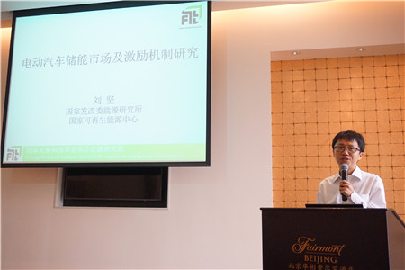 　　2018年9月18日，自然資源保護協(xié)會(NRDC)與國家發(fā)改委能源研究所在京發(fā)布最新報告《電動汽車儲能市場及激勵機制研究》。在發(fā)布會上，NRDC高級政策分析師金亨美對研究項目進行了介紹，國家發(fā)改委能源研究所劉堅博士介紹了報告的重點內(nèi)容