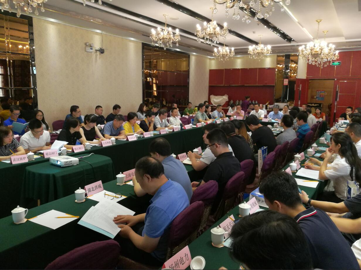 　　【中國(guó)儀表網(wǎng) 儀表會(huì)議】2018年8月23-24日，2018年閥門行業(yè)宣傳與信息交流工作會(huì)在山西太原召開(kāi)，中閥協(xié)骨干會(huì)員企業(yè)負(fù)責(zé)宣傳和信息工作的代表參加了會(huì)議。閥協(xié)宋銀立秘書(shū)長(zhǎng)主持會(huì)議