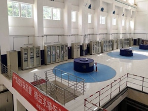 
	
                    
	【電纜網(wǎng)訊】9月15日至17日，水電十局厄瓜多爾德爾西水電站一號機組、二號機組成功并入當?shù)仉娋W(wǎng)，標志著水電十局德爾西水電站項目朝著完美履約邁出了堅實的一大步，同時也為下一步72小時試運行打下了堅實的基礎(chǔ)。

	

	據(jù)悉，為了實現(xiàn)德爾西水電站早日成功并網(wǎng)目標，項目部精心組織，明確分工，全體動員加班加點，對戶外GIS開關(guān)站設(shè)備、三臺主變壓器設(shè)備、共箱母線及室內(nèi)13.8千伏高壓開關(guān)柜等進行了徹底清掃檢查，并進行了聯(lián)調(diào)聯(lián)動，確保各個部位動作準確無誤