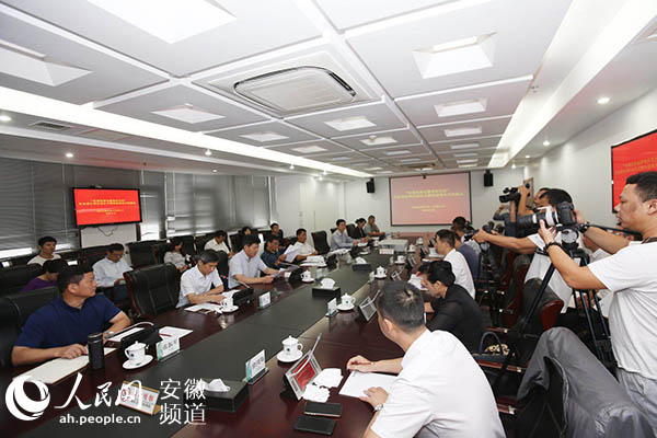 
　　9月18日，國(guó)家電網(wǎng)安徽省電力有限公司“協(xié)調(diào)發(fā)展電靚美好生活”社會(huì)責(zé)任周在國(guó)家電網(wǎng)蚌埠供電公司啟動(dòng)，啟動(dòng)儀式上發(fā)布了國(guó)網(wǎng)安徽電力2017年協(xié)調(diào)發(fā)展報(bào)告。據(jù)了解，這是駐皖央企發(fā)布的首份協(xié)調(diào)發(fā)展報(bào)告，也是國(guó)網(wǎng)安徽電力首次針對(duì)“協(xié)調(diào)發(fā)展”這一主題發(fā)布的專項(xiàng)社會(huì)責(zé)任報(bào)告