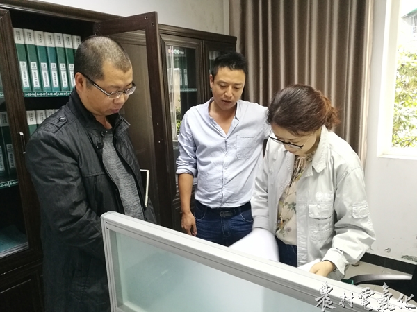

　　農(nóng)村電氣化網(wǎng)訊：9月14日，蓬溪公司工會(huì)負(fù)責(zé)人帶領(lǐng)黨建部相關(guān)人員一行，對(duì)生產(chǎn)班組的班組建設(shè)情況進(jìn)行督查指導(dǎo)。

　　在黨員服務(wù)隊(duì)，督查組成員首先查閱了班組資料封面未更換、安全工器具試驗(yàn)記錄未確認(rèn)等問(wèn)題的整改落實(shí)情況