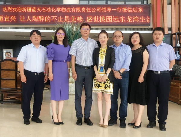 
	
                    
	9月19日，新疆藍天石油化學(xué)物流有限責(zé)任公司董事長周東海，副總經(jīng)理劉琴、馬江峰參訪遠東。投資人、黨委宣傳委員、遠東智慧能源股份有限公司（簡稱：智慧能源 股票代碼：600869）董事、首席運營官兼遠東電纜產(chǎn)業(yè)董事、執(zhí)行總經(jīng)理陳靜，投資人、集團監(jiān)事、電纜產(chǎn)業(yè)副總監(jiān)蔣國柱，投資人、集團資金管理部負(fù)責(zé)人周寅，投資人、智慧能源交易中心業(yè)務(wù)部總監(jiān)助理劉俊，投資人，遠東電纜新疆銷售有限公司總經(jīng)理陸敏接待并座談