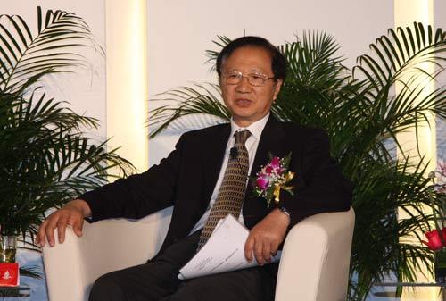 
　　現(xiàn)在，每個(gè)企業(yè)、包括上市公司的頭上都貼上了“所有制標(biāo)簽”，形成了一條很深的“所有制鴻溝”。所有制歧視割裂了市場(chǎng)，國(guó)有企業(yè)和銀行更傾向于體制內(nèi)進(jìn)行交易，跨所有制的人才、技術(shù)、商品以及產(chǎn)權(quán)等生產(chǎn)要素流動(dòng)都遇到了非經(jīng)濟(jì)因素的阻撓，降低了整體經(jīng)濟(jì)效率
