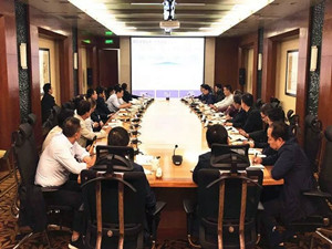 
	
                    
	【電纜網(wǎng)訊】9月19日，山西焦煤集團公司總工程師侯水云主持召開儲能技術(shù)推廣應(yīng)用會議，特邀儲能行業(yè)協(xié)會專家介紹儲能技術(shù)現(xiàn)狀、發(fā)展政策。

	

	侯水云指出，作為新技術(shù)新工藝，儲能技術(shù)的推廣應(yīng)用能加強傳統(tǒng)產(chǎn)業(yè)的升級改造，有助于山西焦煤的轉(zhuǎn)型發(fā)展