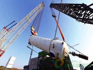 
                    我國首座高溫氣冷堆示范工程是國家16個重大科技專項之一，因其屬于第四代核電技術(shù)，自建設(shè)以來一直備受關(guān)注。近日，從中核集團獲悉，我國首座高溫氣冷堆示范工程燃料裝卸系統(tǒng)已經(jīng)安裝完畢并開始調(diào)試，這也是核電站建成發(fā)電前的關(guān)鍵環(huán)節(jié)之一