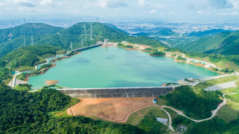 　　中國(guó)能源網(wǎng)丨9月25日，深圳抽水蓄能電站（以下簡(jiǎn)稱“深蓄電站”）最后一臺(tái)機(jī)組投入商業(yè)運(yùn)行，標(biāo)志著我國(guó)首座建于超大型城市中的大型抽水蓄能電站全面投產(chǎn)。深蓄電站是我國(guó)可再生能源發(fā)展規(guī)劃中的重點(diǎn)建設(shè)工程，也是西電東送的落點(diǎn)和粵港電網(wǎng)的連接點(diǎn)