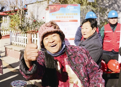 
　　北京市民為“煤改電”工程點(diǎn)贊。

　　北京延慶區(qū)東五里營村的“煤改電”現(xiàn)場，國網(wǎng)北京市電力公司員工正在施工