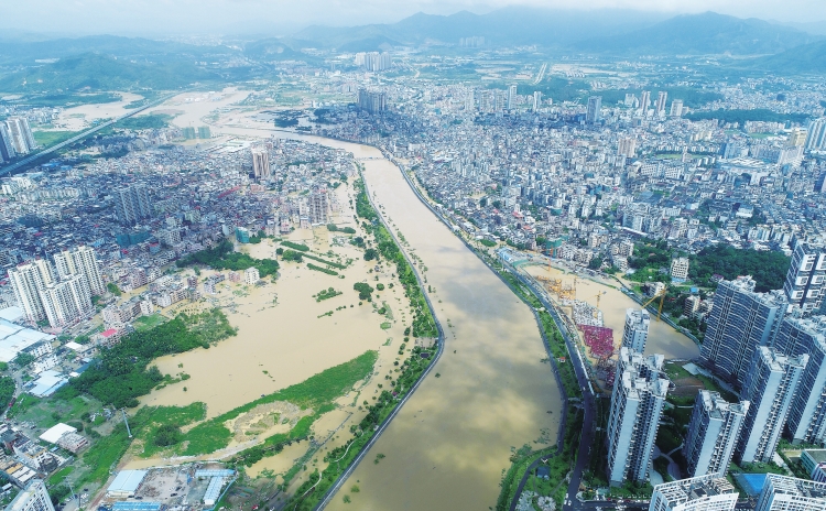 
　　強(qiáng)臺(tái)風(fēng)“山竹”過后，惠州惠陽淡水街道河水倒灌，一片汪洋?！』葜莨╇娋止﹫D

　　?？诠╇娋纸M織人員對(duì)市內(nèi)各大小區(qū)的配電房進(jìn)行檢查