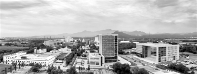  　　原子能院航拍全景圖 　　1958年6月10日，我國(guó)第一臺(tái)回旋加速器調(diào)試出束 　　1958年6月13日，我國(guó)第一座重水反應(yīng)堆首次臨界　　北京西南郊的中國(guó)原子能科學(xué)研究院（以下簡(jiǎn)稱原子能院）一座廠房外，靜靜矗立著一塊巨大的磁鐵，穿過(guò)錢三強(qiáng)先生、王淦昌先生銅像所在的一片蔥翠樹林，與之東西遙遙相望的，是一座紅色、古樸的反應(yīng)堆大樓。櫛風(fēng)沐雨60年，身為我國(guó)第一臺(tái)回旋加速器和第一座重水反應(yīng)堆，如今,它們已成為時(shí)代的永恒見證