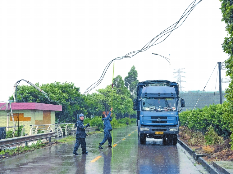 
　　受強(qiáng)臺(tái)風(fēng)“山竹”影響，廣東省佛山市南海區(qū)獅山鎮(zhèn)官窯南浦排灌站旁導(dǎo)線下垂，距地高度不足并有斷落風(fēng)險(xiǎn)，對(duì)過往車輛及人員安全造成威脅。廣東電網(wǎng)公司佛山供電局獅山供電所搶修人員顏炳全、孟凌風(fēng)冒雨在路中托舉下垂導(dǎo)線長達(dá)兩個(gè)小時(shí)，指揮車輛和行人安全通過