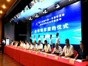
	
                    
	【電纜網(wǎng)訊】9月12日，在東博會(huì)柳州市合作項(xiàng)目簽約儀式上，華能新能源廣西分公司與柳州市融水縣政府簽訂了《融水四榮分散式風(fēng)電項(xiàng)目開發(fā)協(xié)議》，項(xiàng)目規(guī)劃容量為3萬千瓦。

	

	9月13日至14日，華能新能源廣西分公司先后邀請(qǐng)柳州市融水縣、河池市環(huán)江縣政府人員進(jìn)行會(huì)談，就項(xiàng)目概況、開發(fā)問題、推進(jìn)計(jì)劃等方面溝通交流