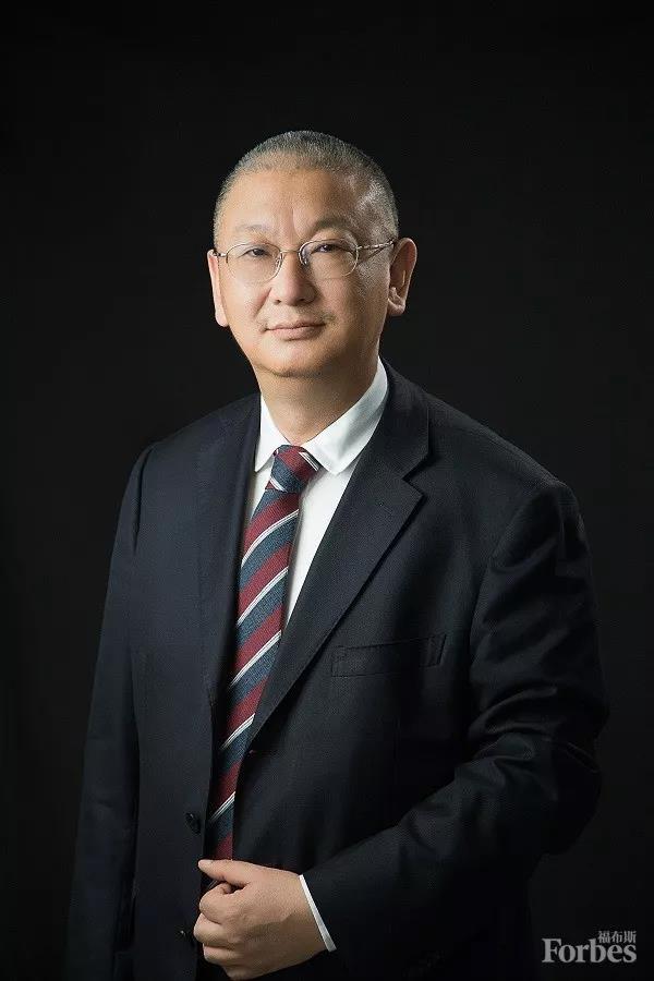 原標題：他用18年把“單晶硅”做成全球最大生意 | CEO榜            李振國用18年的時間將隆基股份一手打造成全球最大的單晶硅光伏產(chǎn)品制造商，并將為1.49億公里之外的陽光轉(zhuǎn)化成能源而奮斗著。  隆基股份的掌舵人李振國崇尚技術(shù)，致力于找到并提供人類終極能源的解決方案