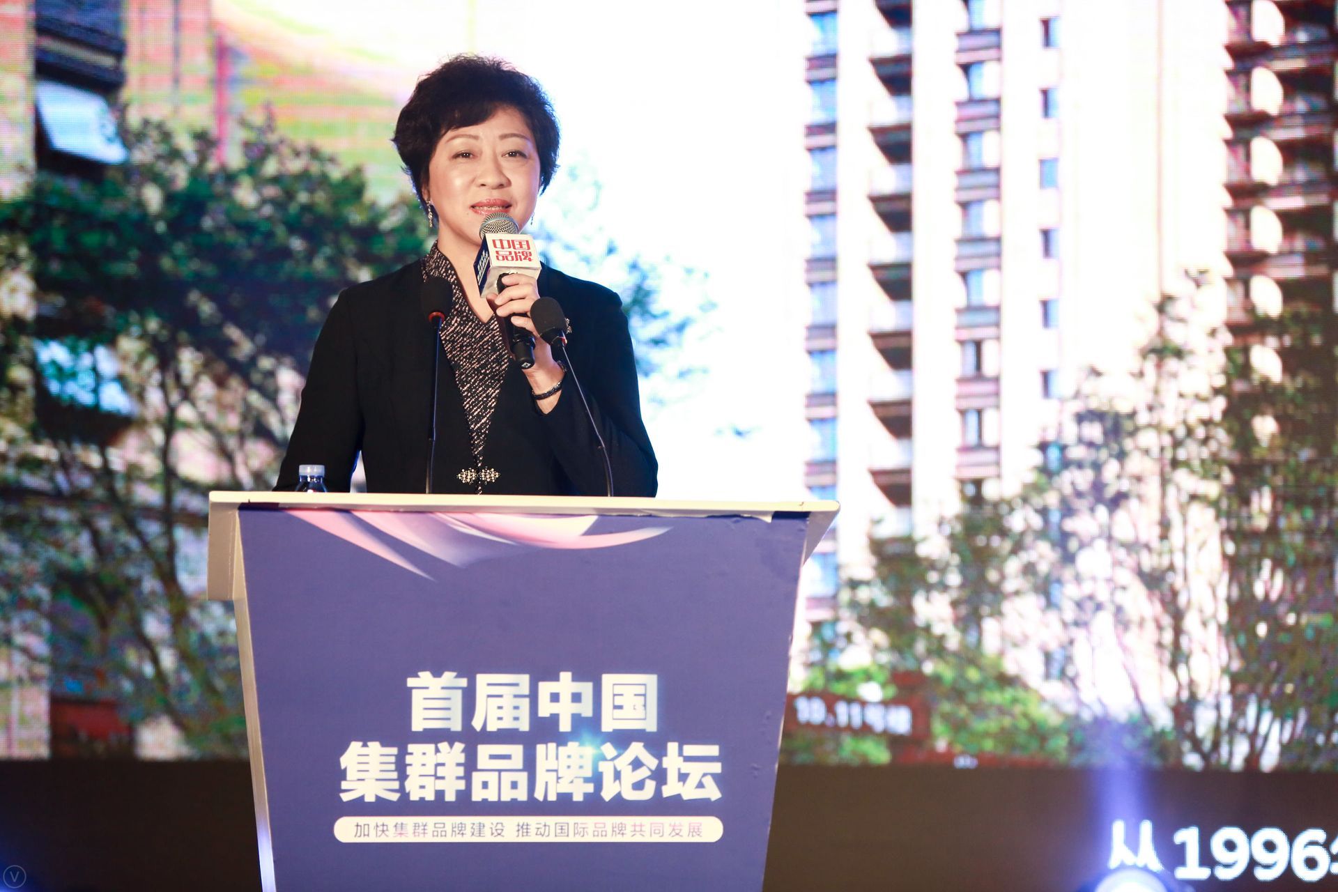 原標(biāo)題：孫英：以百年住宅提升建筑產(chǎn)業(yè)核心競爭力             2018年全國“質(zhì)量月”期間，以“加快集群品牌建設(shè)、推動國際品牌共同發(fā)展”為主題的“首屆中國集群品牌論壇”于9月20日在京成功舉行。中國建設(shè)科技有限公司副總經(jīng)理，中國建設(shè)科技集團(tuán)股份有限公司副總裁孫英做了題為《百年住宅—中國新時代高質(zhì)量住宅的品牌實(shí)踐》的主旨演講