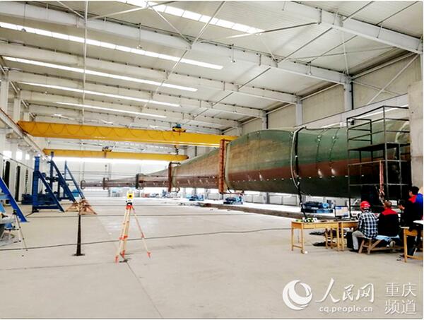  　　近日，在WINDnovation、新疆金風(fēng)科技股份有限公司及鑒衡認(rèn)證中心的共同見(jiàn)證下，機(jī)電集團(tuán)重通成飛公司海上風(fēng)電CGI5MW-83.6A葉片圓滿完成靜力測(cè)試。
 

 
　　該葉片兼顧了5MW和6MW機(jī)型的結(jié)構(gòu)設(shè)計(jì)和長(zhǎng)度可拓展性，通過(guò)精益的結(jié)構(gòu)優(yōu)化、精細(xì)設(shè)計(jì)和其他新材料新技術(shù)的使用，最終能實(shí)現(xiàn)單支葉片降重11噸，是目前國(guó)內(nèi)最長(zhǎng)的海上風(fēng)電葉片