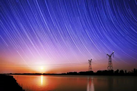
				　　中國特高壓輸電技術(shù)的出現(xiàn)，使“煤從空中走、電送全中國”成為現(xiàn)實(shí)，使“以電代煤、以電代油、電從遠(yuǎn)方來、來的是清潔電”成為中國能源和電力發(fā)展的新常態(tài)，為構(gòu)建“全球能源互聯(lián)網(wǎng)”、落實(shí)國家“一帶一路”發(fā)展戰(zhàn)略提供了強(qiáng)大基礎(chǔ)支撐——　　特殊的時(shí)間點(diǎn)，標(biāo)識(shí)著世界電力工業(yè)發(fā)展史上的重要里程碑。電壓等級(jí)的每一次躍升，見證電網(wǎng)發(fā)展百余年光輝歷程