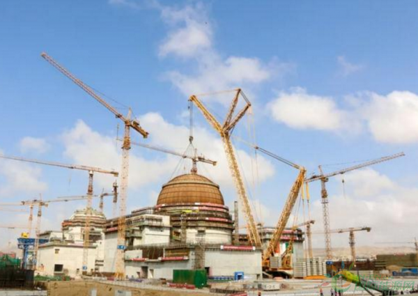 
                    　　巴基斯坦当地时间9月29日10时16分，中国核建承建的我国自主三代核电技术“华龙一号”海外项目——巴基斯坦卡拉奇核电站3号机组（K3）核岛穹顶顺利吊装就位，标志着3号机组建设由土建施工全面转入设备安装阶段。
 

 
　　“华龙一号”是我国自主创新、拥有完整自主知识产权的三代核电技术，是我国核电走向世界的“国家名片”，更是“一带一路&